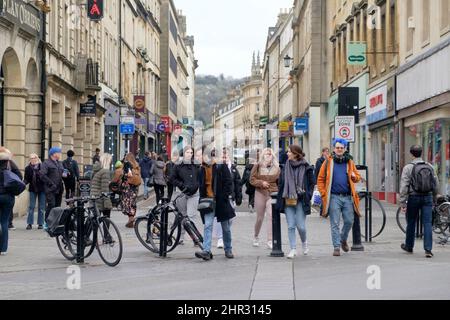 Belebte Einkaufsstraße in der Stadt Bath somerset UK Stockfoto