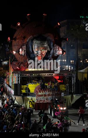 Viareggio, Italien. 24.. Februar 2022. Karneval von Viareggio bei Nacht.der zweite Maskenkurs findet in der Nacht statt und die allegorischen Wagen sind mit neuem Licht gefärbt. (Bild: © Federico Neri/Pacific Press via ZUMA Press Wire) Stockfoto