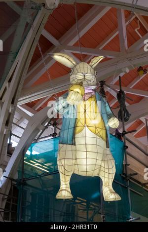 Rund um die Universitätsstadt Oxford, Oxfordshire UK The White Rabbit from Alice in Wonderland in the Covered Market Stockfoto