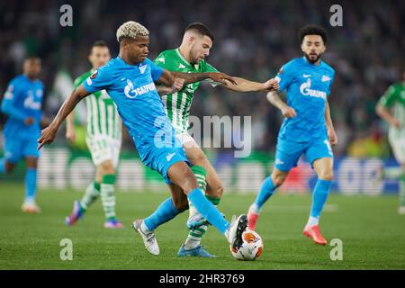 Wilmar Barrios von Zenit und Aitor Ruibal von Real Betis während der UEFA Europa League, Play-off, 2.-Bein-Fußballspiel zwischen Real Betis und Zenit am 24. Februar 2022 im Stadion Ramon Sanchez-Pizjuan in Sevilla, Spanien - Foto: Joaquin Corchero/DPPI/LiveMedia Stockfoto