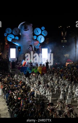 Viareggio, Italien. 24.. Februar 2022. Karneval von Viareggio bei Nacht.der zweite Maskenkurs findet in der Nacht statt und die allegorischen Wagen sind mit neuem Licht gefärbt. (Bild: © Federico Neri/Pacific Press via ZUMA Press Wire) Stockfoto