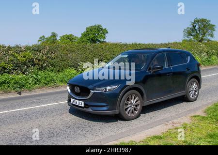 2019 blaues Mazda CX-5 Sport Nav Plus 1998cc 6-Gang-Schaltgetriebe; unterwegs zur Capesthorne Hall classic May Car Show, Ceshire, Großbritannien Stockfoto