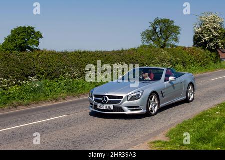 2015 silbernes Mercedes Benz SL 4663cc 7 Speed Automatikkabolett auf dem Weg zur Capesthorne Hall classic May Car Show, Ceshire, UK Stockfoto