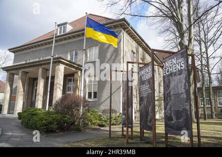 Berlin, Deutschland. 25.. Februar 2022. Die ukrainische Flagge fliegt vor dem Deutsch-Russischen Museum Berlin-Karlshorst. Russische Truppen starteten den erwarteten Angriff auf die Ukraine am Donnerstag, 24.02.2022. Quelle: Jörg Carstensen/dpa/Alamy Live News Stockfoto