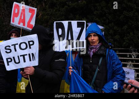 Madrid, Spanien. 25.. Februar 2022. Proteste vor der russischen Botschaft in Madrid wegen des Krieges gegen die Ukraine, Madrid, 25. Februar 2022 Quelle: CORDON PRESS/Alamy Live News Stockfoto