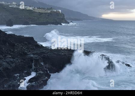 Große Wellen schlagen auf vulkanischen Klippen von Punta Piedra Gorda in der Nähe von Puerto de la Cruz an der Nordküste von Teneriffa Kanarische Inseln Spanien. Stockfoto