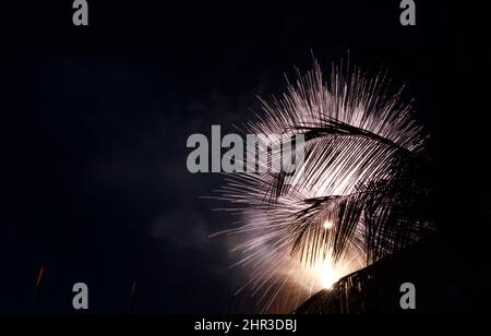 Das Feuerwerk zum Fest des hl. Jakob in einer Kirche in südindien Stockfoto