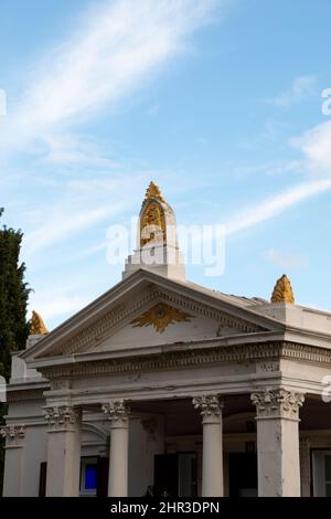 Alte weiße Kirche mit goldenen Motiven. kirche, die ein Wahrzeichen der Stadt steht auf dem bewölkten Himmel Blick ist. Stockfoto