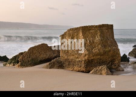 Morgenansicht der felsigen Atlantikküste, Praia da Nazare Strand in Nazare Portugal. Stockfoto