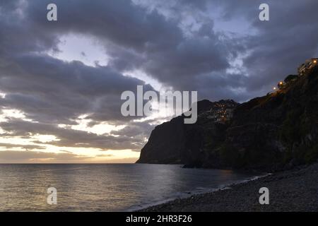 Cabo Girao, hohe vulkanische Klippen am Strand Praia de Vigário in der Abenddämmerung, an der Südküste von Madeira, Portugal. Stockfoto