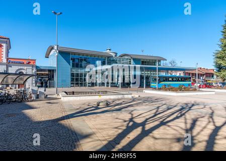 Fossano, Italien - 22. Februar 2022: Movicentro Fossano, der moderne Bahnhof und Busbahnhof an der Piazza Kennedy Stockfoto