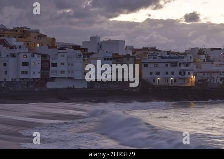 Playa Maria Jiménez Strand in der Abenddämmerung und Wohnviertel von Punta Brava in der Nähe von Puerto de la Cruz Teneriffa Kanarische Inseln Spanien. Stockfoto