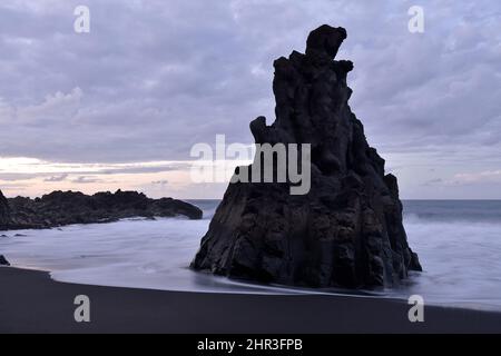 Vulkanische Felsen in der Dämmerung, Playa El Bollullo Strand in der Nähe von Puerto de la Cruz an der Nordküste von Teneriffa Kanarische Inseln Spanien. Stockfoto