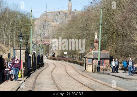 Derbyshire, Großbritannien – 5. April 2018: Familien spazieren in der Frühlingssonne neben den Straßenbahnschienen des National Tram Museum des Crich Tramway Village Stockfoto