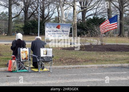 Gläubige Katholiken beten im Vatikan-Pavillon im Flushing Meadows Park, wo Maria und Jesus Veronica Lueken erschienen. In Queens, NYC. Stockfoto