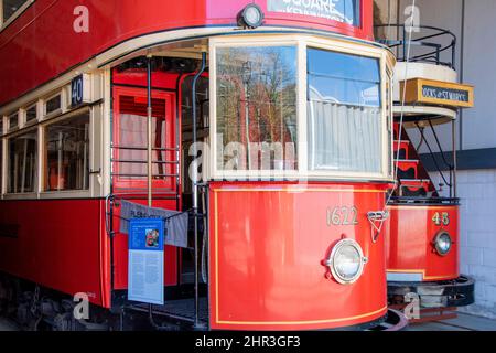 Derbyshire, Großbritannien – 5. April 2018: Eine Oldtimer-Straßenbahn, die in der Fahrzeuggarage im Crich Tramway Village, dem nationalen Straßenbahnmuseum, gelagert wird Stockfoto