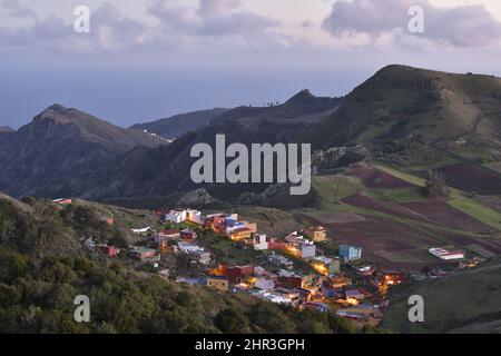 Vega de las Mercedes Dorf mit bunten Häusern in der Abenddämmerung in den Ausläufern des Anaga-Gebirges, nordöstlich von Teneriffa Kanarische Inseln Spanien. Stockfoto