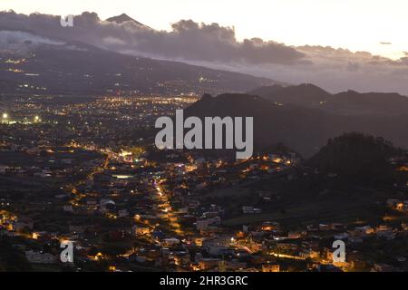 San Cristobal de la Laguna Tal in der Abenddämmerung mit Vulkan Teide im Hintergrund, Teneriffa Kanarische Inseln Spanien. Blick vom Mirador de Jardina. Stockfoto