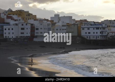 Strand Playa Maria Jiménez in der Abenddämmerung und Wohnviertel Punta Brava in der Nähe von Puerto de la Cruz Teneriffa Kanarische Inseln Spanien. Stockfoto