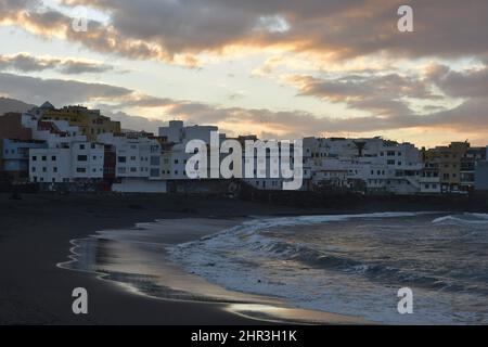 Playa Maria Jiménez Strand in der Abenddämmerung und Wohnviertel von Punta Brava in der Nähe von Puerto de la Cruz Teneriffa Kanarische Inseln Spanien. Stockfoto