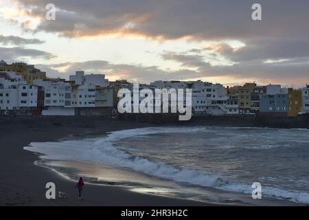 Playa Maria Jiménez Strand in der Abenddämmerung und Wohnviertel von Punta Brava in der Nähe von Puerto de la Cruz Teneriffa Kanarische Inseln Spanien. Stockfoto