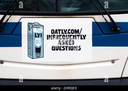 Eine witzige, witzige, respektlos erscheinende Oatly Hafermilch-Anzeige auf der Vorderseite eines New York City-Busses in Queens New York City. Stockfoto