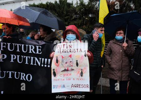 Madrid, Spanien. 25.. Februar 2022. Proteste vor der russischen Botschaft in Madrid wegen des Krieges gegen die Ukraine, Madrid, 25. Februar 2022 Quelle: CORDON PRESS/Alamy Live News Stockfoto