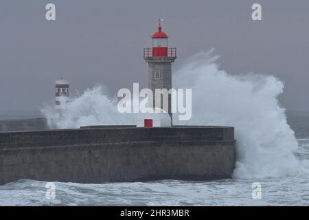 Farol de Felgueiras und Farol do Molhe Norte do Douro Leuchttürme, große Welle stürzt auf Pier in Porto Portugal. Stockfoto