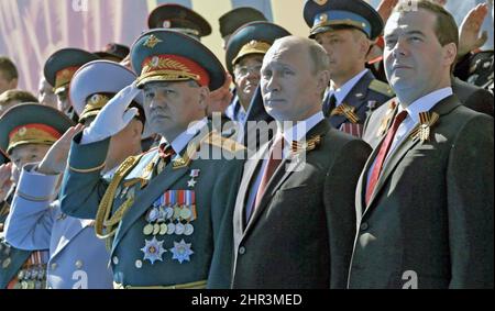 SERGEI SHOYGU, russischer Politiker und Verteidigungsminister, grüssen neben dem russischen Präsidenten Wladimir Putin und Vizepräsident Dmitri Medwedew bei der Parade zum Moskauer Siegestag am 9. Mai 2014. Stockfoto