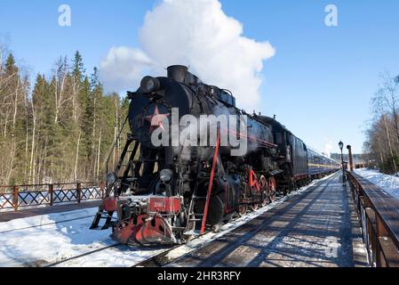 RUSKEALA, RUSSLAND - 10. MÄRZ 2021: Retrozug 'Ruskeala Express' am Bahnhof 'Mountain Park Ruskeala' Stockfoto