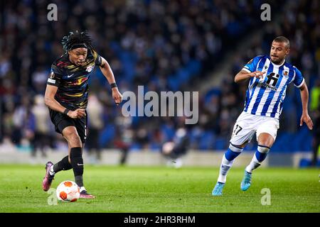 Mohamed Simakan von RB Leipzig und Rafael Alcantara Rafinha von Real Sociedad während der UEFA Europa League, Play-off, 2.-Bein-Fußballspiel zwischen Real Sociedad und RB Leipzig am 24. Februar 2022 im Anoeta-Stadion in San Sebastian, Spanien - Foto: Ricardo Larreina/DPPI/LiveMedia Stockfoto