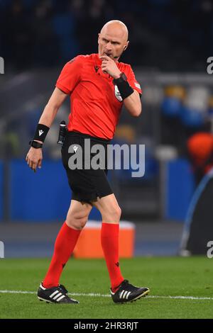 Napoli, Italien. 24.. Februar 2022. Refere S. Karaserv während des Spiels der UEFA Europa League zwischen SSC Napoli und FC Barcellona im Stadio Diego Armando Maradona Endstand: 2-4 (Foto von Agostino Gemito/Pacific Press) Quelle: Pacific Press Media Production Corp./Alamy Live News Stockfoto