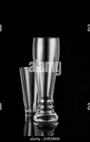 Zwei leere Glas-Biergläser auf schwarzem Hintergrund. Objektaufnahmen. Stockfoto