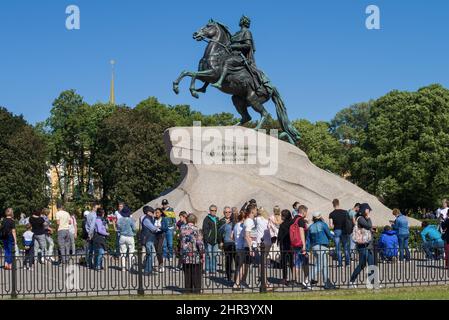 SANKT PETERSBURG, RUSSLAND - 23. JUNI 2019: Touristen am Denkmal für Peter den Großen. Sankt Petersburg Stockfoto