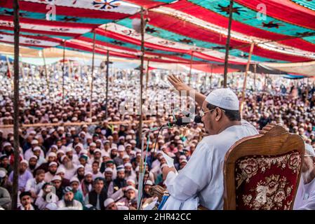 Barishal, Barishal, Bangladesch. 25.. Februar 2022. Während der viertägigen Veranstaltung in Bangladesch sitzen Gläubige aus nächster Nähe, während sie einem Redner zuhören. (Bild: © Mustasinur Rahman Alvi/ZUMA Press Wire) Bild: ZUMA Press, Inc./Alamy Live News Stockfoto