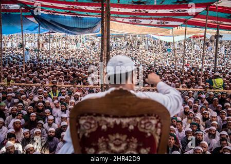 Barishal, Barishal, Bangladesch. 25.. Februar 2022. Während der viertägigen Veranstaltung in Bangladesch sitzen Gläubige aus nächster Nähe, während sie einem Redner zuhören. (Bild: © Mustasinur Rahman Alvi/ZUMA Press Wire) Bild: ZUMA Press, Inc./Alamy Live News Stockfoto