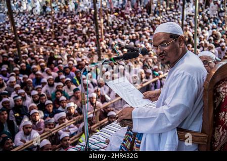 Barishal, Barishal, Bangladesch. 25.. Februar 2022. Während der viertägigen Veranstaltung in Bangladesch sitzen Gläubige aus nächster Nähe, während sie einem Redner zuhören. (Bild: © Mustasinur Rahman Alvi/ZUMA Press Wire) Bild: ZUMA Press, Inc./Alamy Live News Stockfoto