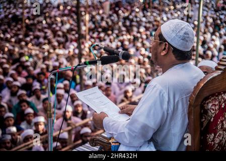 Barishal, Barishal, Bangladesch. 25.. Februar 2022. Während der viertägigen Veranstaltung in Bangladesch sitzen Gläubige aus nächster Nähe, während sie einem Redner zuhören. (Bild: © Mustasinur Rahman Alvi/ZUMA Press Wire) Bild: ZUMA Press, Inc./Alamy Live News Stockfoto