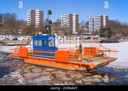 TURKU, FINNLAND - 23. FEBRUAR 2018: Die alte Stadtfähre 'Fiori' auf dem Aura-Fluss, Februartag. Turku, Finnland Stockfoto