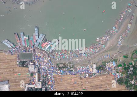 Barishal, Barishal, Bangladesch. 25.. Februar 2022. Als heute der größte islamische Mehfil in Chormonai, Barishal in Bangladesch, begann, kamen rund 10 Millionen Menschen im ganzen Land mit diesen Starts, Booten, hierher. (Bild: © Mustasinur Rahman Alvi/ZUMA Press Wire) Stockfoto