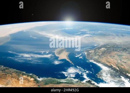 Zypern Insel und Mittelmeer an einem Sommerhimmel, Türkei Land, Draufsicht der Erde Satellitenfoto. Elemente dieses Bildes, die von der NASA eingerichtet wurden Stockfoto