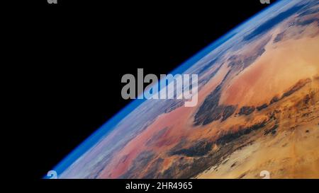 Erdhorizont-Foto aus dem Weltraum auf schwarzem Hintergrund, die Libysche Wüste auf einem Nahaufnahme-Planeten-Erdbild.Elemente dieses Bildes wurden von der NASA eingerichtet Stockfoto