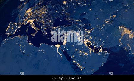 Erdfoto bei Nacht, Stadtlichter Europas, Naher Osten, Türkei, Italien, Mittelmeer, Schwarzes Meer aus dem All. Elemente dieses Bildes, die von der NASA eingerichtet wurden Stockfoto