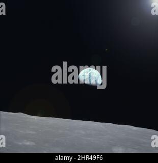 Erdfoto vom Mond, Welt, die von der Mondoberfläche am Horizont aufsteigt, blaues Weltbild von der Mondoberfläche.Elemente dieses Bildes wurden von der NASA eingerichtet Stockfoto