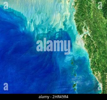Wellenbildung in der Andamanensee, türkisblaue Meereswelle entlang grünem Land, Burma Myanmar, Ozeanaufnahme von oben.Elemente dieses Bildes, die von der NASA eingerichtet wurden Stockfoto