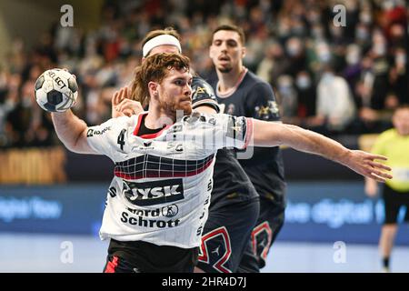 Johannes Golla von der SG Flensburg-Handewitt während der EHF Champions League, Gruppenphase Handballspiel zwischen Paris Saint-Germain Handball und SG Flensburg-Handewitt am 24. Februar 2022 im Pierre de Coubertin Stadion in Paris, Frankreich - Foto: Victor Joly/DPPI/LiveMedia Stockfoto