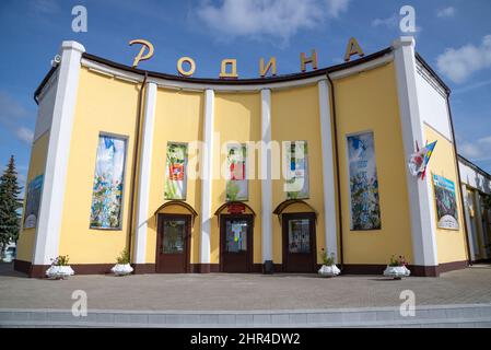 KASHIRA, RUSSLAND - 18. SEPTEMBER 2021: Der Haupteingang zum Rodina-Kino. Kashira, Region Moskau, Russland Stockfoto