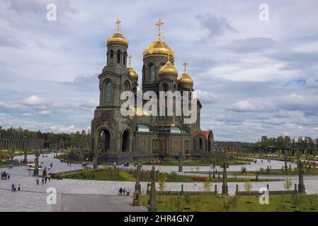 REGION MOSKAU, RUSSLAND - 27. AUGUST 2020: Der Haupttempel der Streitkräfte der Russischen Föderation an einem bewölkten Tag. Patriot Park Stockfoto