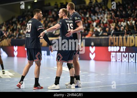 Mathieu Grebille, Henrik Toft Hansen und Dainis Kristopans von PSG während der EHF Champions League, Gruppenphase Handballspiel zwischen Paris Saint-Germain Handball und SG Flensburg-Handewitt am 24. Februar 2022 im Pierre de Coubertin Stadion in Paris, Frankreich - Foto: Victor Joly/DPPI/LiveMedia Stockfoto