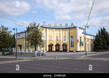 KASHIRA, RUSSLAND - 18. SEPTEMBER 2021: Blick auf das Rodina-Kino an einem bewölkten Herbsttag. Kashira, Region Moskau, Russland Stockfoto